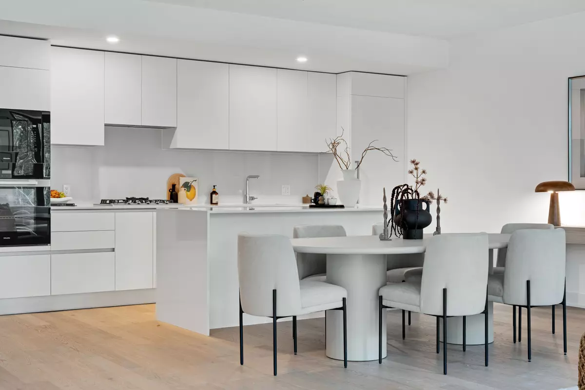 Toronto C10, ON M4P 1Z8,200 Keewatin AVE #PH410