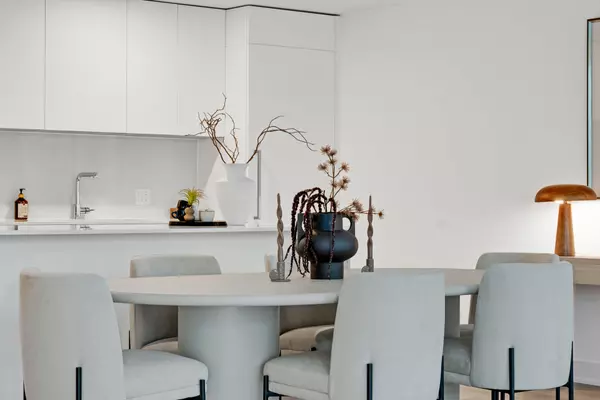 Toronto C10, ON M4P 1Z8,200 Keewatin AVE #PH410