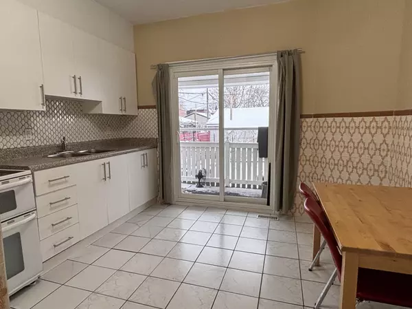 Toronto C01, ON M6H 3K9,768 Dufferin ST