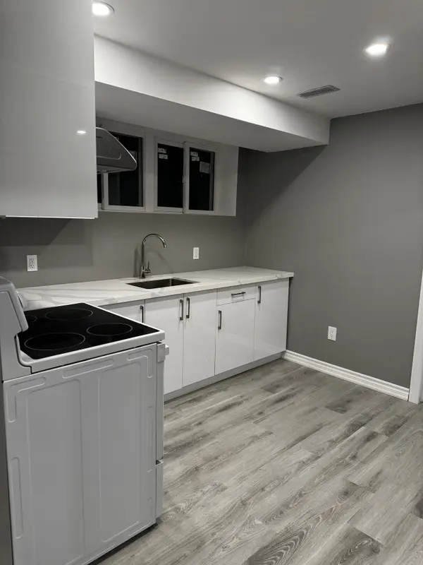 148 Skyharbour DR, Brampton, ON L6Y 0C1