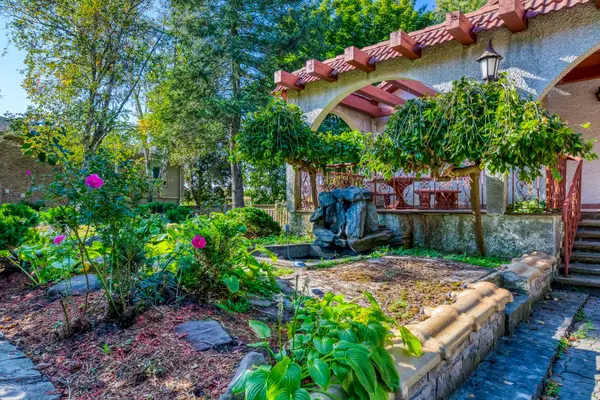 Caledon, ON L7E 3K1,1 Farmer's LN