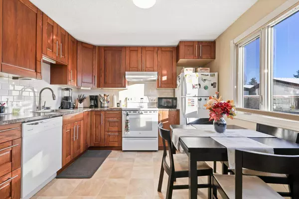 Calgary, AB T3J 1Y6,115 Castlegreen Close NE