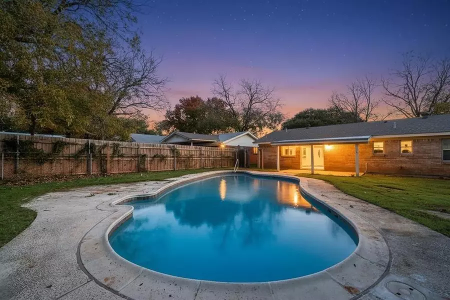 413 Simmons Drive, Hurst, TX 76053