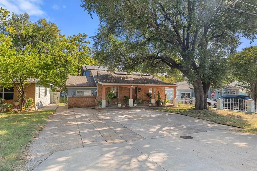 518 Red bud Lane, Cockrell Hill, TX 75211