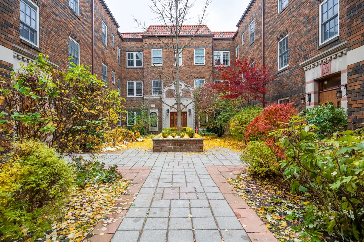 Toronto C03, ON M5P 2H8,480 Oriole Pkwy #308