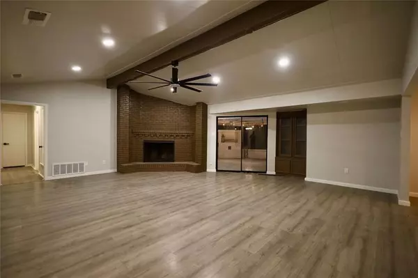 Desoto, TX 75115,905 Pine Tree