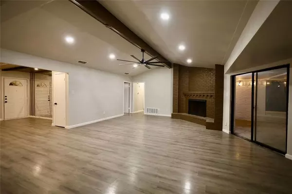 Desoto, TX 75115,905 Pine Tree