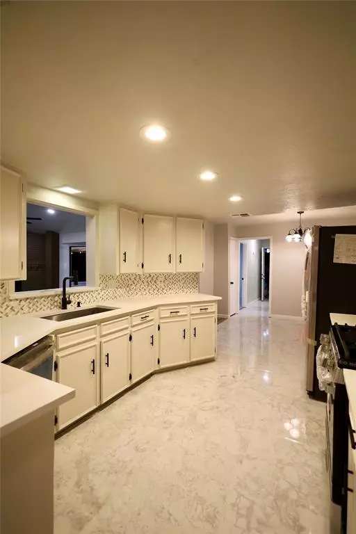 Desoto, TX 75115,905 Pine Tree