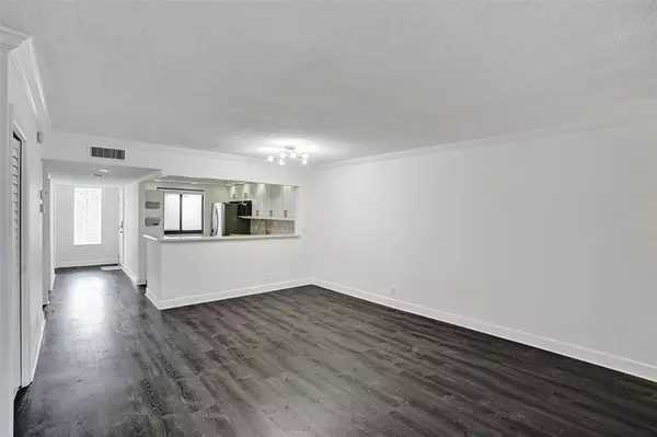 Weston, FL 33326,374 Lakeview Dr #203