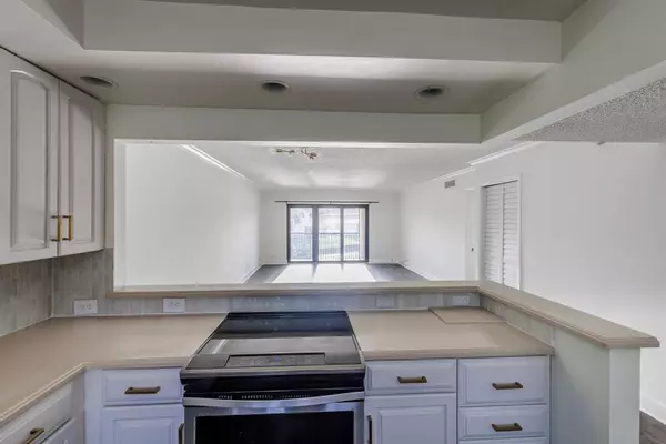 Weston, FL 33326,374 Lakeview Dr #203