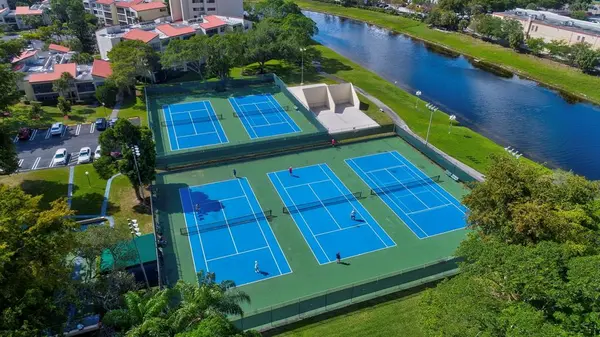 Pompano Beach, FL 33069,2202 S Cypress Bend Dr #906