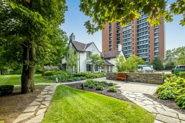 Mississauga, ON L5E 3E1,1400 Dixie RD #401