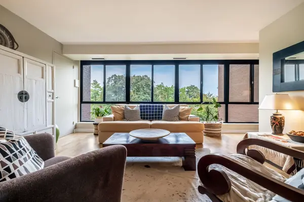 Mississauga, ON L5E 3E1,1400 Dixie RD #401