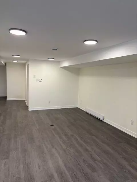 Elmvale Acres And Area, ON K1G 1J2,2474 Heaton AVE #B