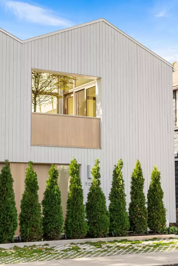 Toronto W02, ON M6H 3Y8,722 Lansdowne AVE #1