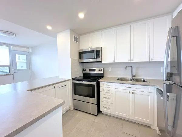 Toronto C07, ON M2R 3A2,12 Rockford RD #210