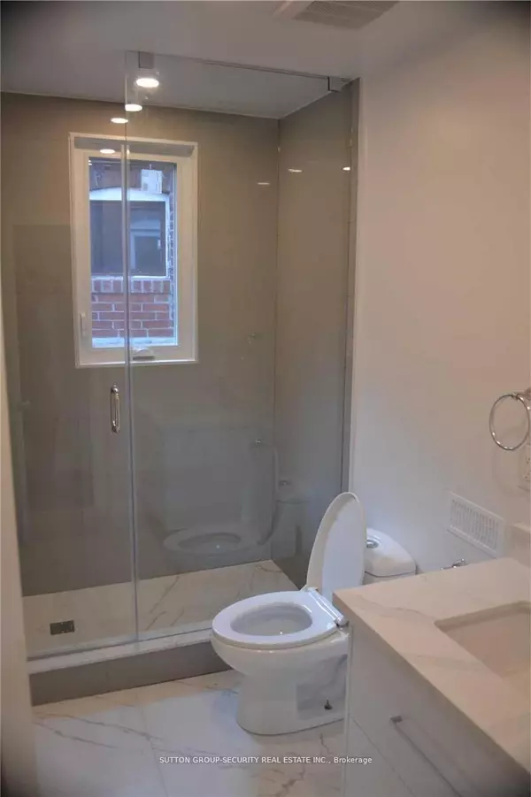 Toronto C01, ON M6J 2C9,6 Rusholme Park CRES #Upper