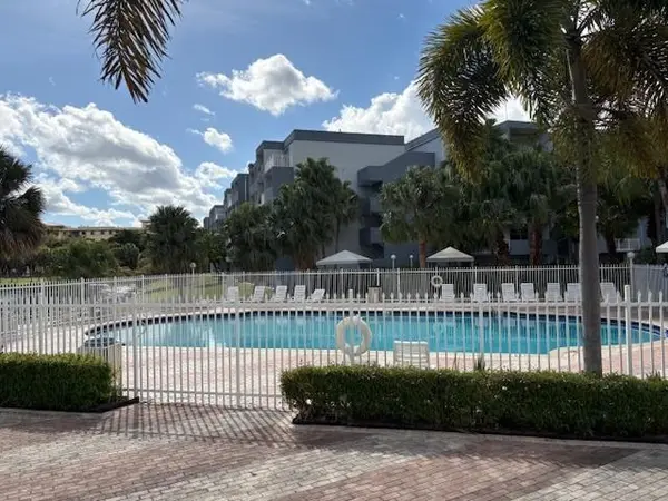 Miami, FL 33172,9359 Fontainebleau Blvd #F401