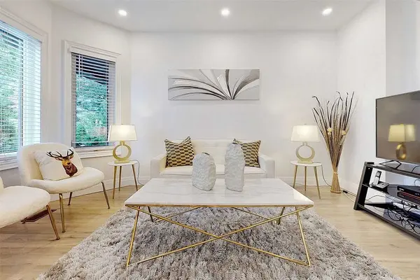 Vaughan, ON L4J 7Y9,735 New Westminster DR #2