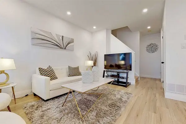 Vaughan, ON L4J 7Y9,735 New Westminster DR #2