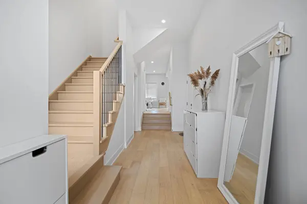 Niagara Falls, ON L2H 3V8,7392 Splendour DR #Upper