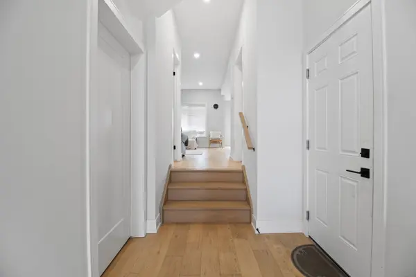 Niagara Falls, ON L2H 3V8,7392 Splendour DR #Upper