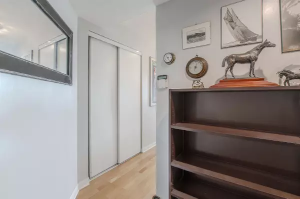 Toronto C01, ON M5J 2Y7,230 Queens Quay W #323