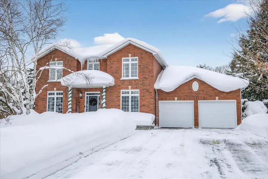 2 Forest Hill DR, Springwater, ON L9X 0J4