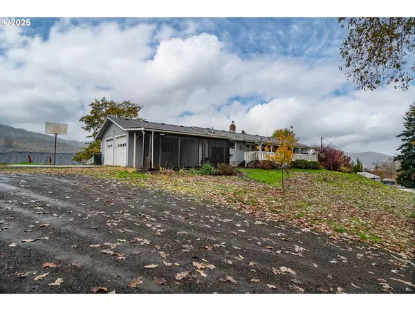 Roseburg, OR 97470,207 NE SPENCER CT