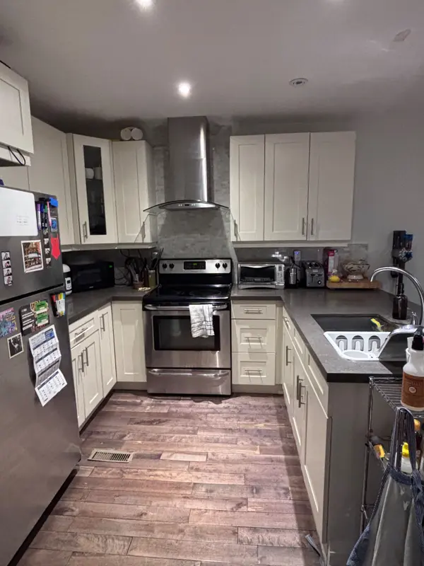 Toronto C01, ON M6J 1S5,3 Rolyat ST #Upper