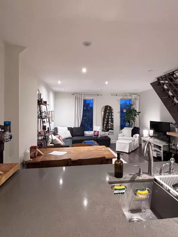 Toronto C01, ON M6J 1S5,3 Rolyat ST #Upper