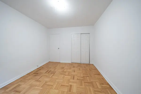 Toronto C10, ON M4P 1Y5,77 Erskine AVE #M7