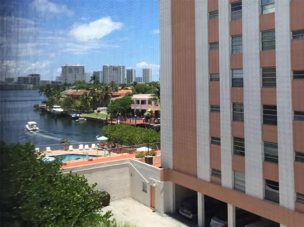 North Miami Beach, FL 33160,2821 NE 163rd St #5U