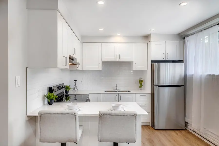 90 Portland ST, Toronto W06, ON M8Y 1A7