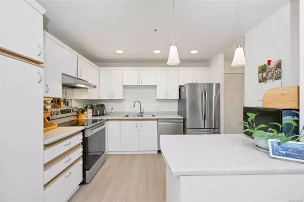 Saanich, BC V8X 1M5,3363 Glasgow Ave #204