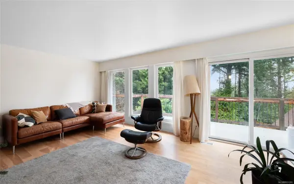 Saanich, BC V8Y 2A6,5087 Catalina Terr