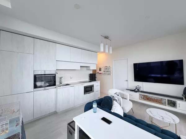 Toronto C10, ON M4P 0C1,8 Eglinton AVE E #5807