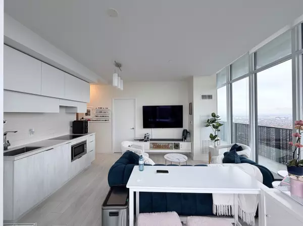 Toronto C10, ON M4P 0C1,8 Eglinton AVE E #5807