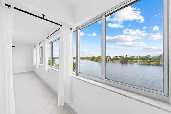 Miami, FL 33179,877 NE 195th St #422