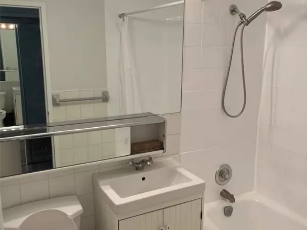 Toronto C02, ON M4V 2R6,78 Warren RD #506