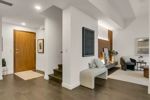 Toronto C01, ON M5V 2E9,38 Widmer ST #PH 5110