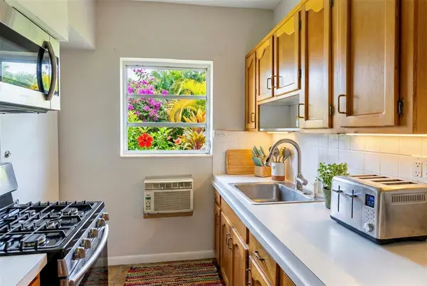 Bay Harbor Islands, FL 33154,9271 W Bay Harbor Dr #11