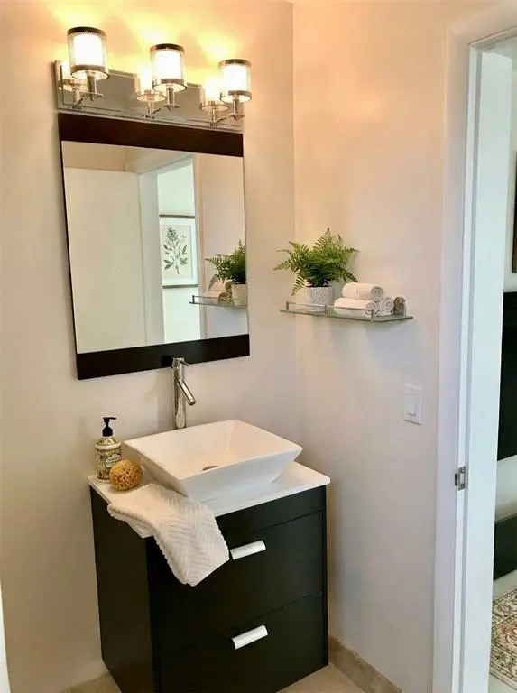 Bay Harbor Islands, FL 33154,9271 W Bay Harbor Dr #11