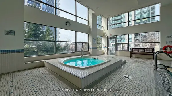 Vaughan, ON L4J 9G1,60 Disera DR #309