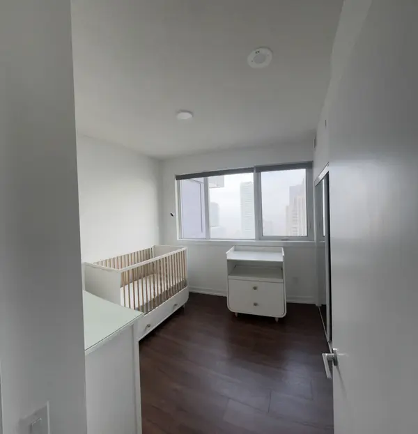 4065 Confederation Pkwy #3704, Mississauga, ON L5B 0L4