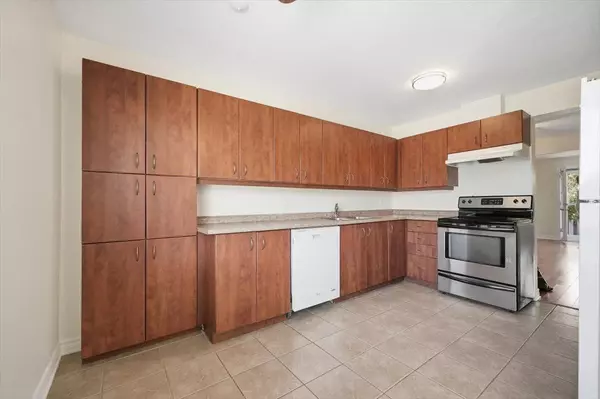 Hunt Club - Windsor Park Village And Area, ON K1V 8Y6,2290 Cotters CRES #302