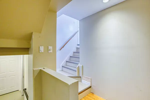 Niagara Falls, ON L2E 5W8,4453 Meadowvale DR #Lower