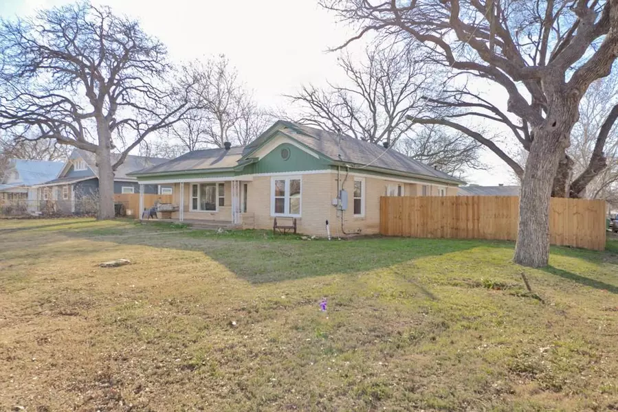 517 W Lamar Street, Alvord, TX 76225