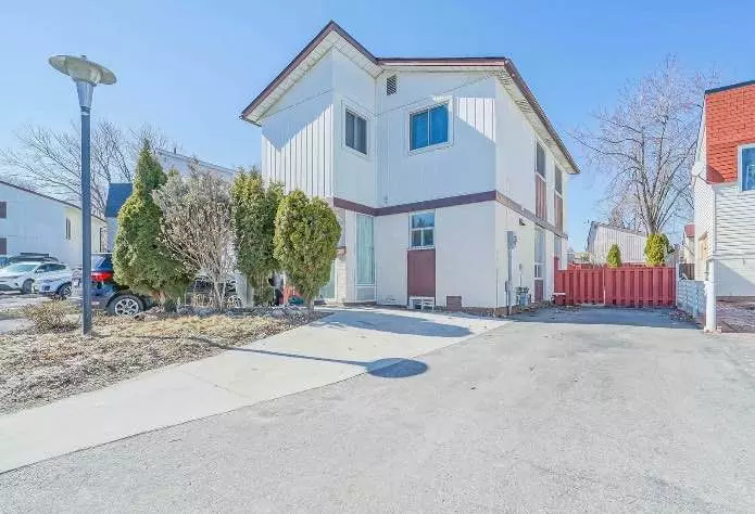 7 Hollyhedge CT, Brampton, ON L6S 1R5