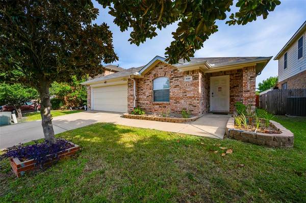 939 Wood Brook Drive, Grand Prairie, TX 75052